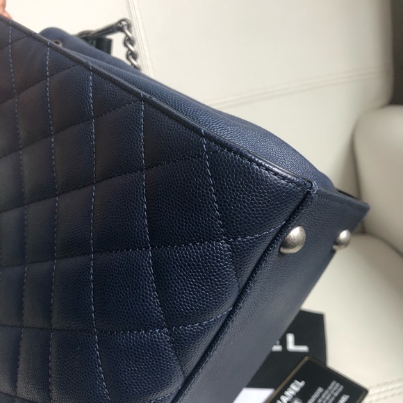 Chanel Medium Bucket bag - Picture 6 of 8